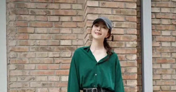 殷桃真是中年女人的穿搭标杆！绿色衬衫五分裤黑色靴子，减龄！