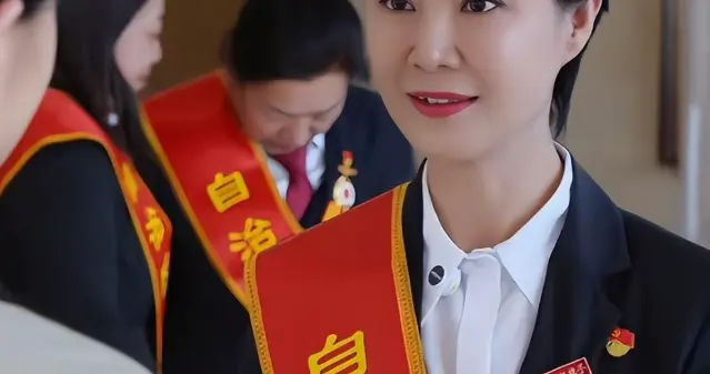 47岁贺娇龙去世！同学曝抢救过程，网友提醒成真，此前疑早有征兆