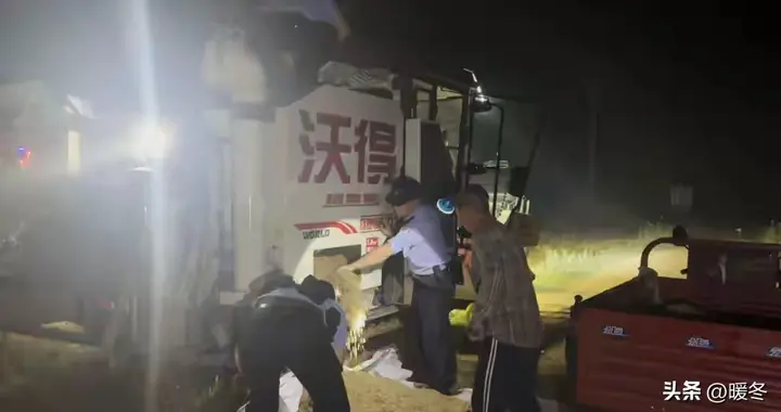 星夜护麦保丰收！襄阳公安深夜俯身田间 暖心护航夏收民生事