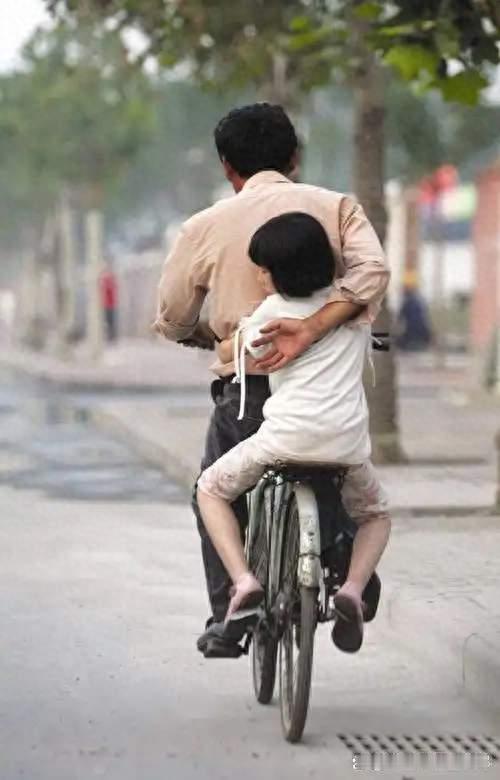 单亲爸爸带女骑行西藏，车轮碾出最美父爱