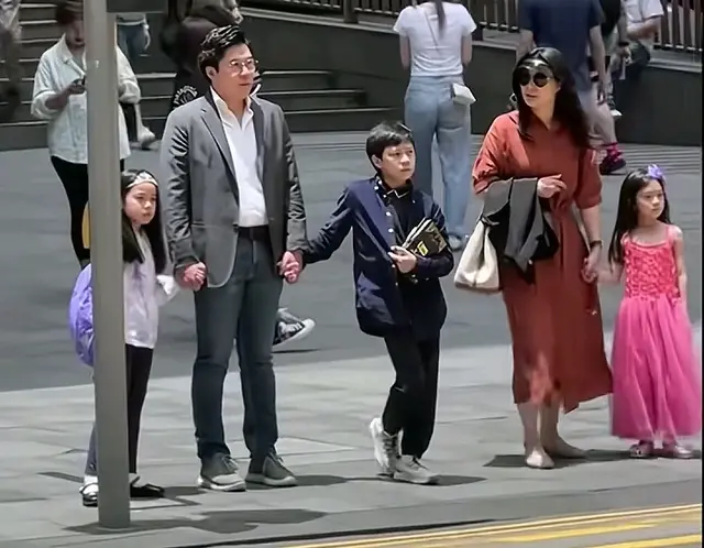 郭晶晶一家出门不坐豪车，没有保镖，真正做到把豪门过成百姓生活