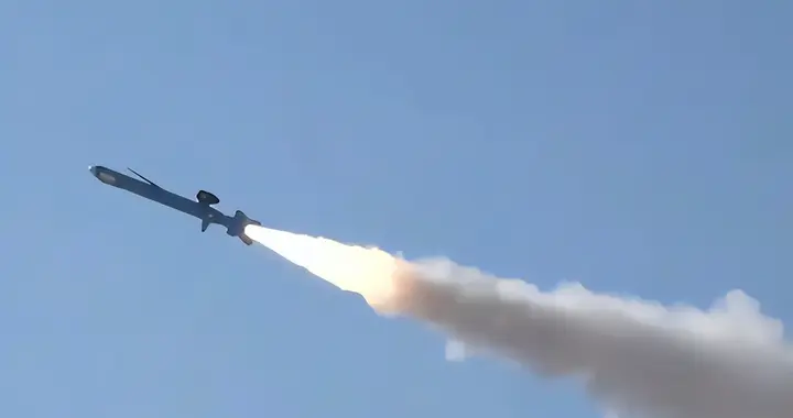 650公里一剑封喉：伊朗发射卡德尔-380，疑似击沉阿利伯克驱逐舰