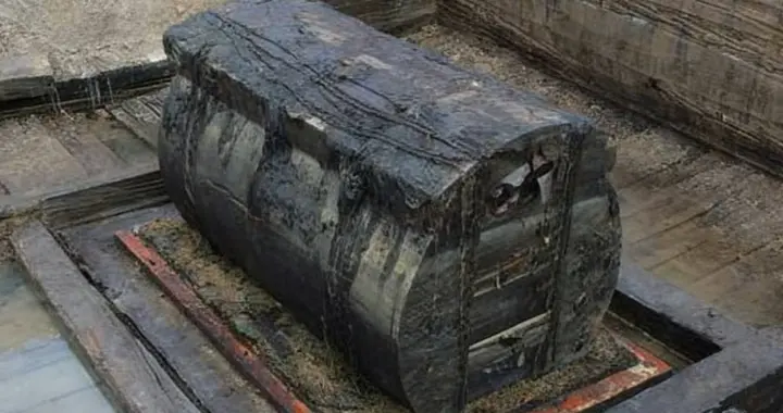 2002年，枣阳九连墩墓发掘：千年“无头将军”传说，开棺揭晓真相