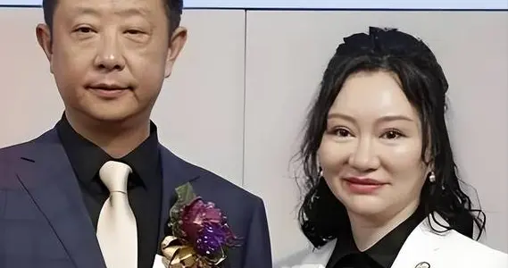 原来他们不是中国人，全家在新加坡享福，半年从中国赚走200多亿
