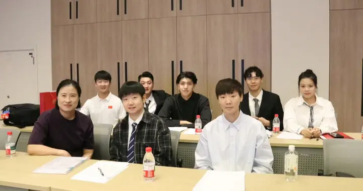 孙颖莎王曼昱出席毕业座谈会 两人学士服毕业照被称为“海产姐妹”
