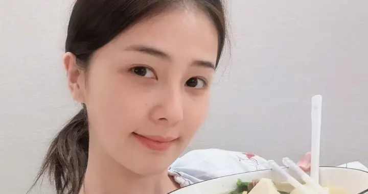 白鹿素颜做饭自拍！主食一粒米都没有，食材不超二十元，超接地气