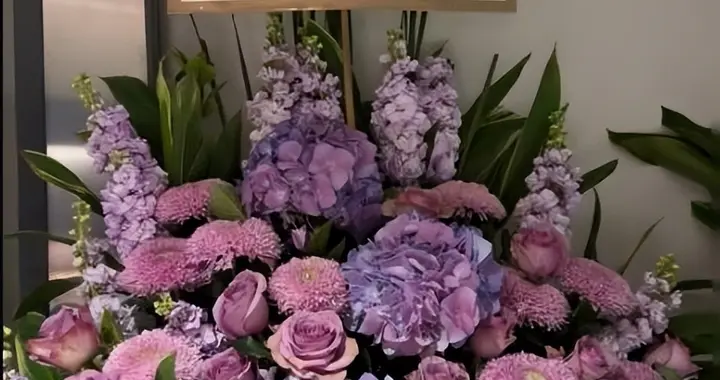 周深香港跨年演唱会惊动半个港圈！刘德华张学友成龙集体送花篮！