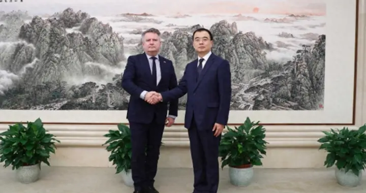 乌方访华刚回国，泽连斯基就翻脸制裁中方，背后是美国施压