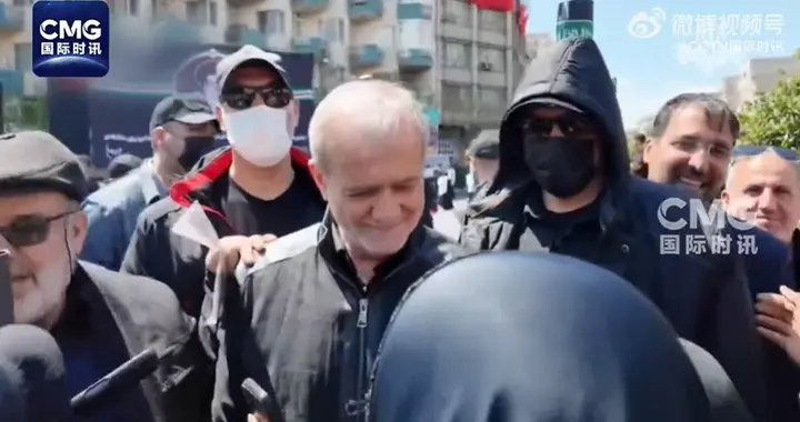 伊朗总统现身悼念哈梅内伊活动现场，与民众亲切交谈