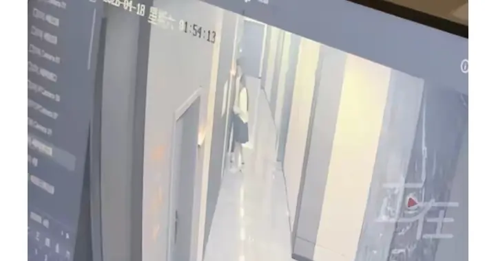 凌晨1点50分，陌生男人刷卡进了她的房间——酒店前台亲手放的