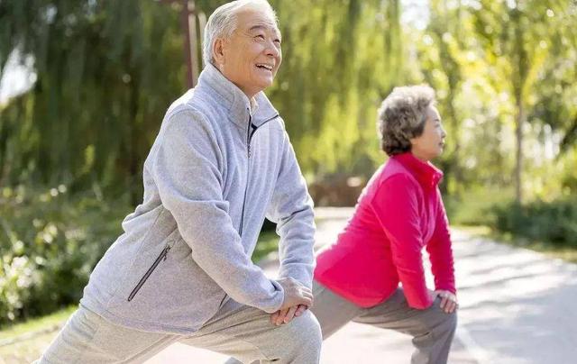 “养骨就是养命”，中老年人常吃这4样，补钙健骨，腿脚更有劲！