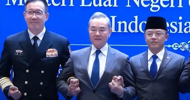 王毅抵达雅加达，印尼外长一番话震动东南亚，掷地有声立场鲜明