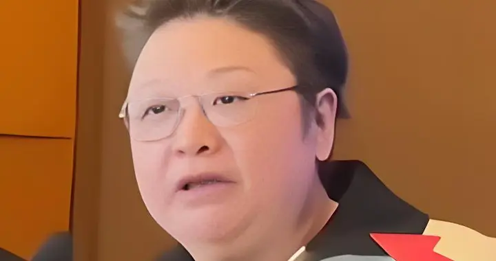 韩红现身论坛，缩脖背头膀大腰圆，称已经瘦身了还不忘宣传演唱会