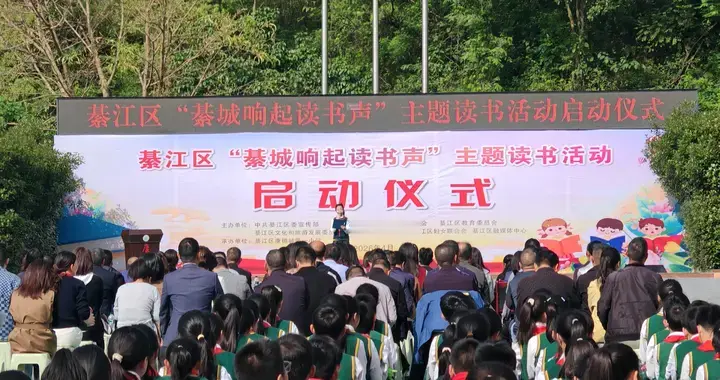 新闻快递|綦江启动“綦城响起读书声”活动 餐饮商会向学校捐图书