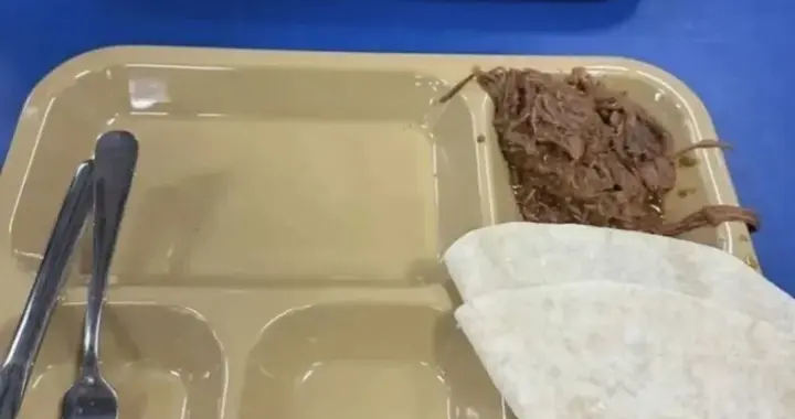 美军航母开始吃猪食了