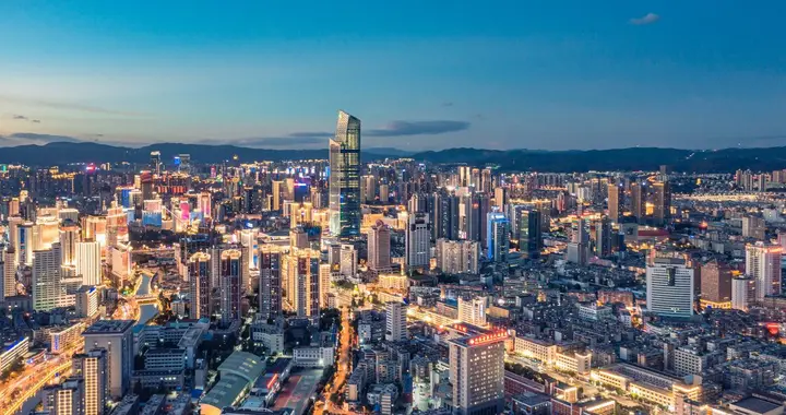 中南大学和厦门大学是同一层次的大学吗？