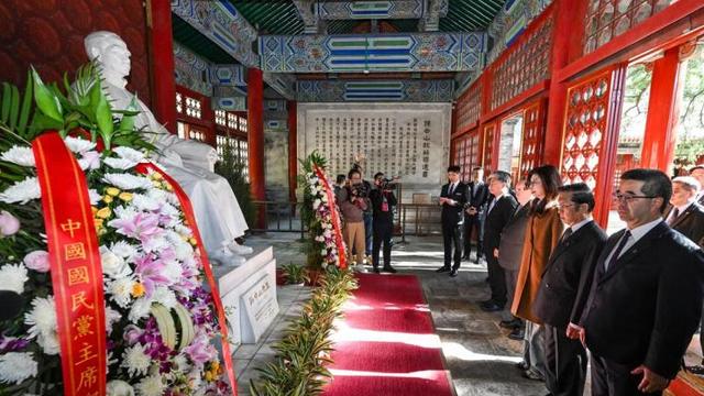 邻家文先生：郑丽文北京凭吊孙中山 要推两