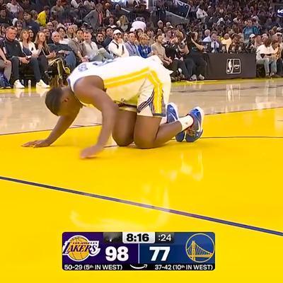 饮水机守护者：勇士又伤一个，疼的跪在地上