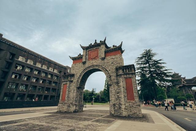 四川大学2025艺术类招生，7个专业招403人，设计学类计划增加8人