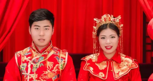 新婚夜妻子出上联：山西游客游西山，新郎对的下联让新娘哈哈大笑