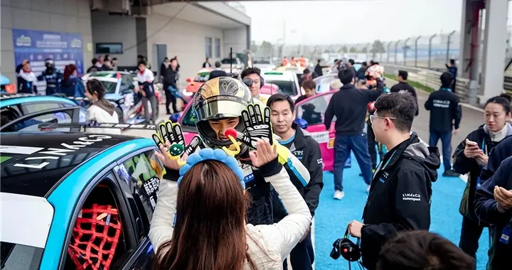 韩东君解锁领克03赛道名场面 与性能家族同框超燃