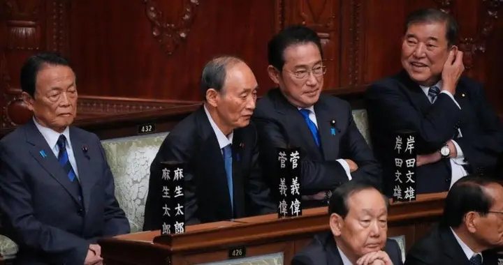 当着五位首相，高市“掀桌子”，麻生面色最难看，只有石破茂在笑