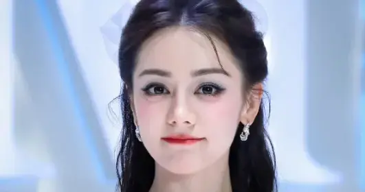 魏哲鸣站姐镜头下的迪丽热巴，成就了一场顶级美貌的“跨界认证”