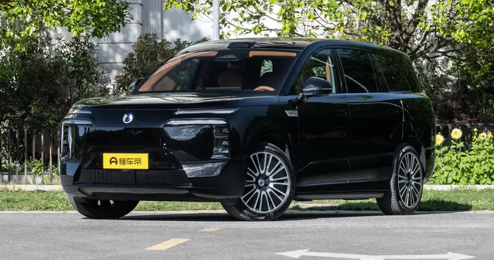 大六座SUV35万落地，续航、空间、安全全都有，腾势N8L闪充版