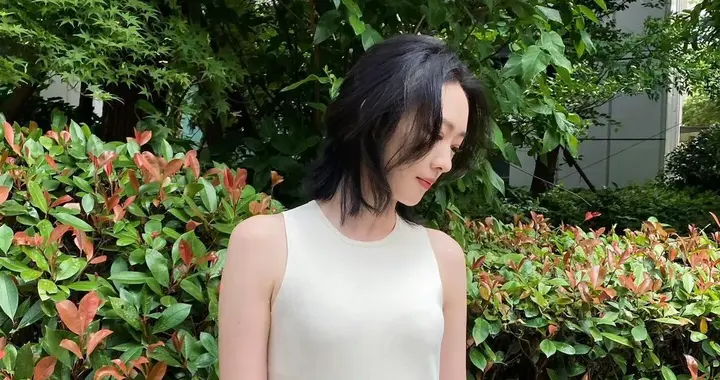 童瑶短发气质真好！一袭无袖小白裙+平底鞋，休闲随性又高级！