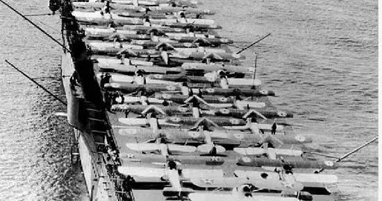 美国兰利”号航空母舰是美国海军装备的第一艘舰队航空母舰