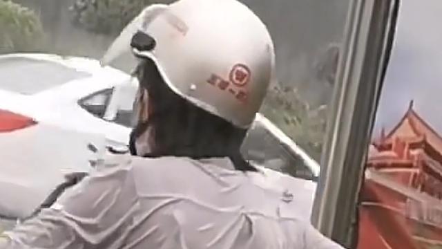小冉讲故事：老舍说：雨下给富人，也下给穷