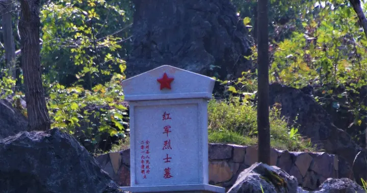 1977年迁坟惊现铁质五角星，无名烈士竟是失踪42年的龙潭三杰？