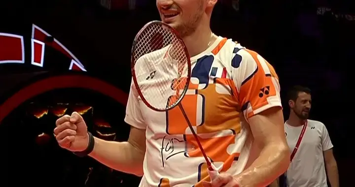 新王登基，小波波夫2-0大破石宇奇游击打法，赛后问怎么回事？