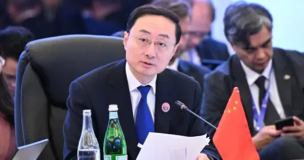 中国当面“敲打”菲律宾！小马科斯罕见承认，菲律宾正急求中国