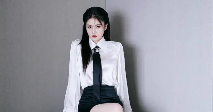 白露这组图好绝！白裙琵琶国风感拉满