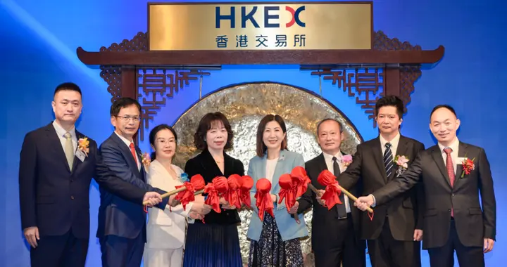 富士康打工妹拿下中国女首富，身家855亿