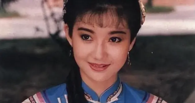 她是红遍两岸的“琼女郎”，29岁与男友坠机命丧大海，如今已33年