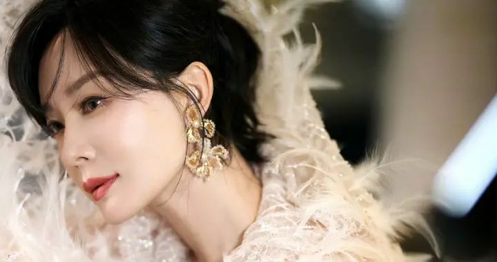 陈数，白色羽毛纱裙，轻柔淡雅，美人如画。