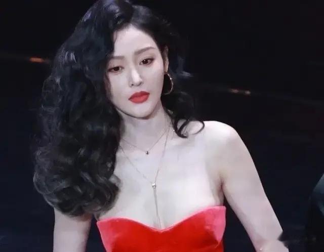 谁懂张天爱这个身材，绝对称得上是风情万种！