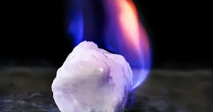 白磷弹沾上就烧穿骨头，温度可超过1000度，水下都能短暂燃烧！