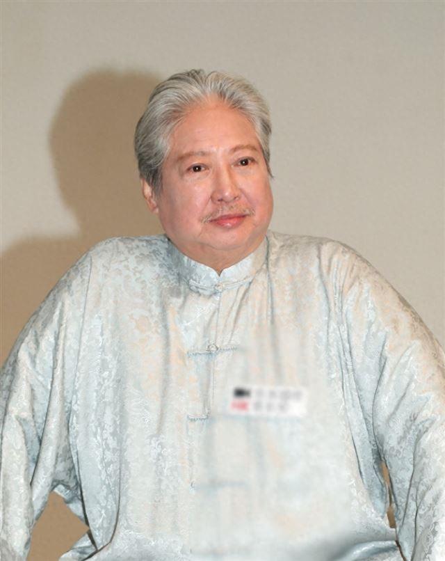 洪金宝的2个徒弟，一个从影视巨星变小透明，另一个在家躺着数钱