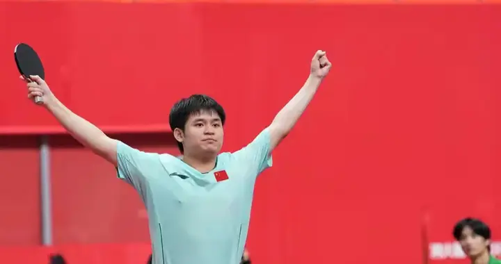 林诗栋逆转名将，他蹲地失落，决赛对决王楚钦