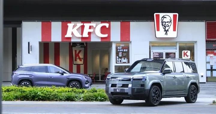 官宣！比亚迪携手肯德基，共创“9分钟一站式人车补能”新范式