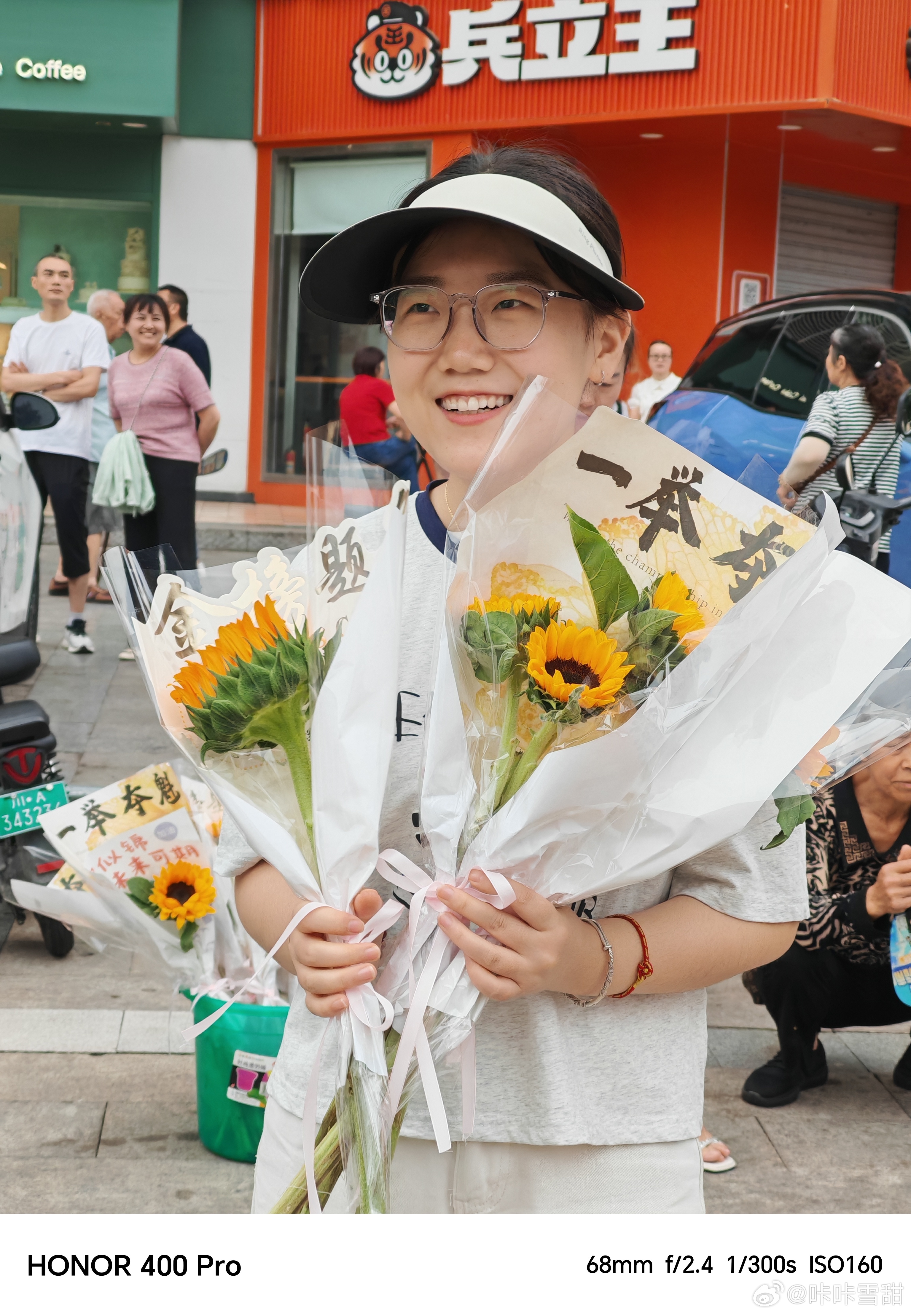 现在家长们的应援招式真是花样百出，这份场外倾注的等待与期盼也确实令人动...