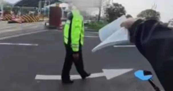 摩托车若闯入封闭路段撞石墩致残，法院会怎么判？