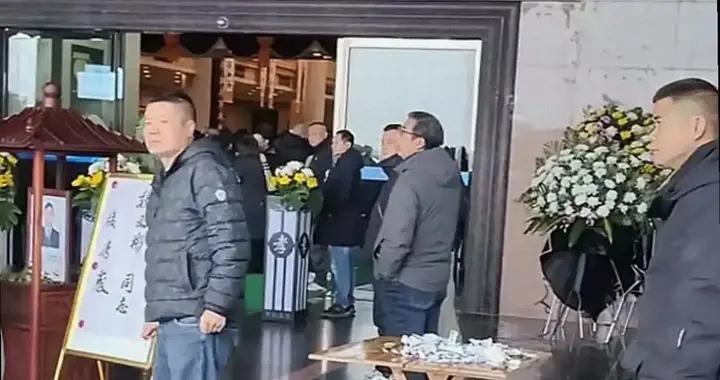 破防！上百人跪地送别魏文彬，汪涵鞠躬尽瘁守到最后