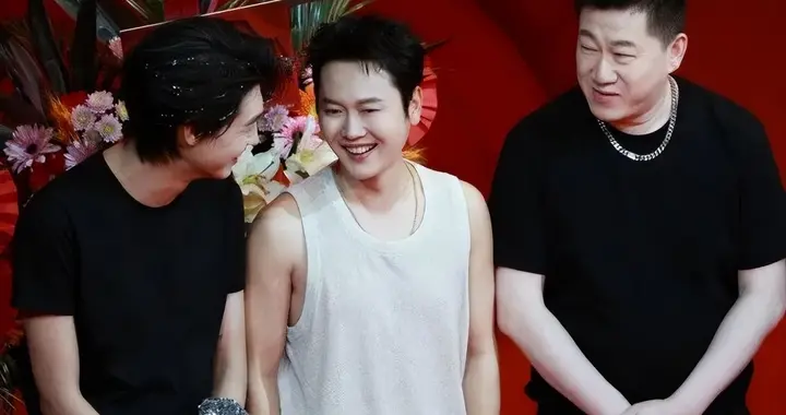 孟鹤堂张鹤伦秦霄贤纲丝节同台，抢穿同一件衣服，带着观众嗨翻天