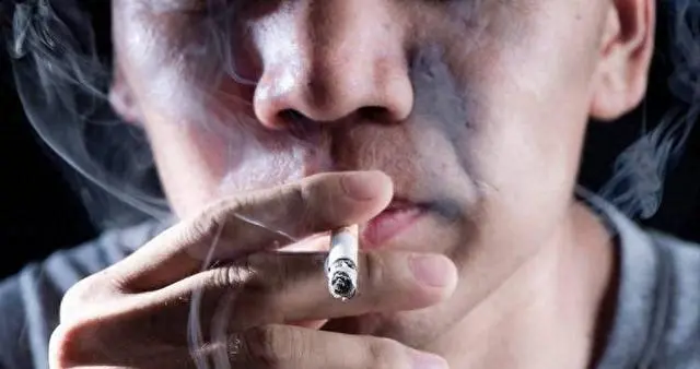高血压还抽烟的人注意！不久身体或有7个变化，第3个最容易被忽视