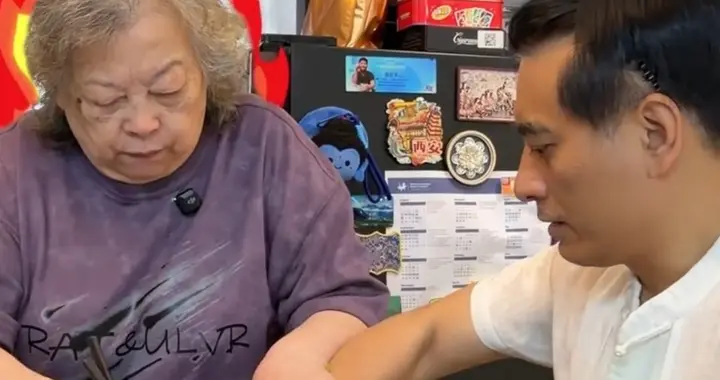 陈龙包馄饨，老妈放调料跟不要钱似的，他直接上手搅馅，太调皮了