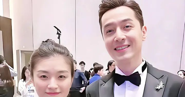 飞机上偶遇胡歌夫妇，他老婆黄曦宁个子不高相貌姣好但很凶很护夫